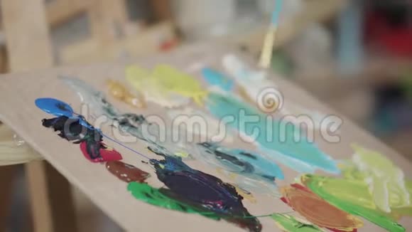 艺术家在调色板上混合颜色视频的预览图