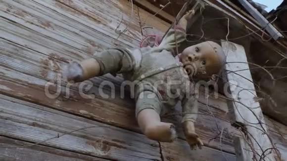 旧脏娃娃玩具在风中摇摆视频的预览图