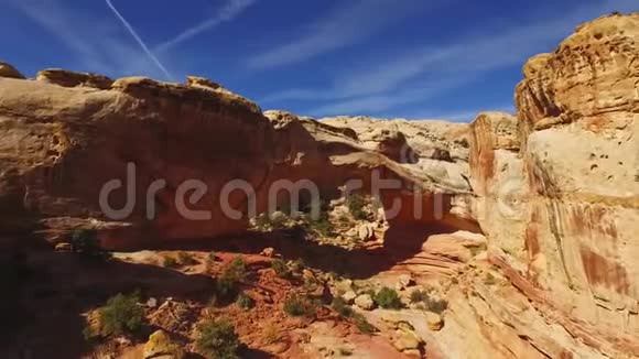壮观的4k空中射击光荣的沙石橙色悬崖山脉美国峡谷温暖的傍晚日落景观视频的预览图