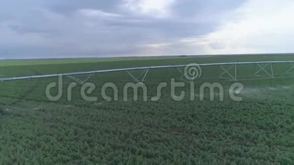 灌溉设备灌溉油菜田无人驾驶飞机查看农田视频的预览图