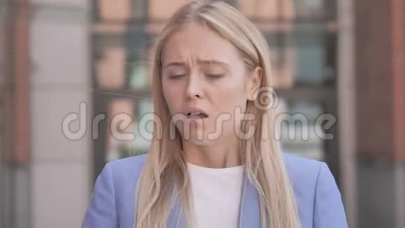 生病的年轻女商人咳嗽户外视频的预览图