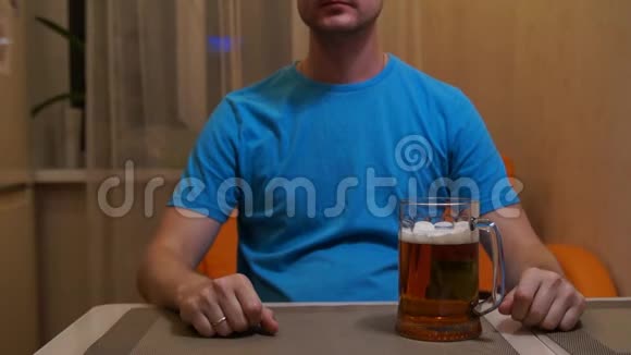 喝啤酒的人冷啤酒有工艺啤酒一品脱淡啤酒视频的预览图