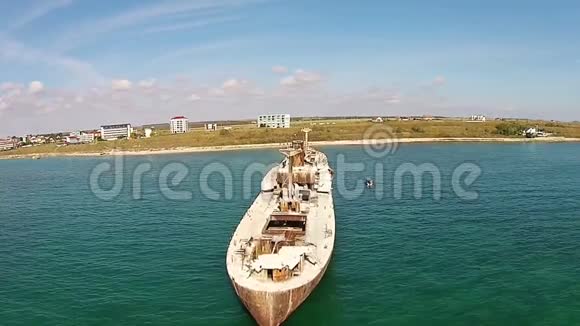 罗马尼亚黑海海岸Evangelia沉船鸟瞰图视频的预览图