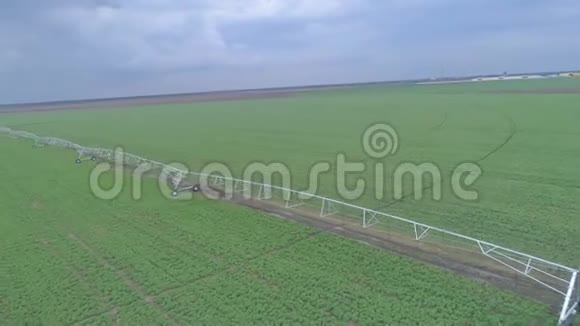 油菜与现代灌溉系统对农村农业田的探索视频的预览图