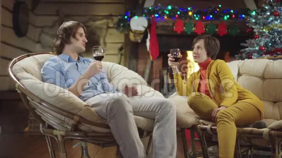 母亲和儿子在圣诞节晚上喝酒和聊天视频的预览图