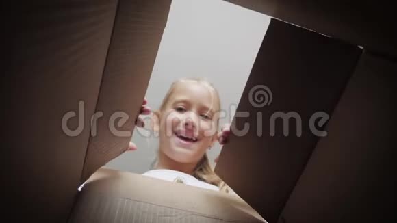 惊讶的女孩打开纸箱打开纸箱看里面儿童情感概念视频的预览图