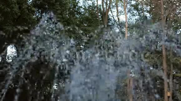 泉水的涌出喷泉里溅起的水花视频的预览图