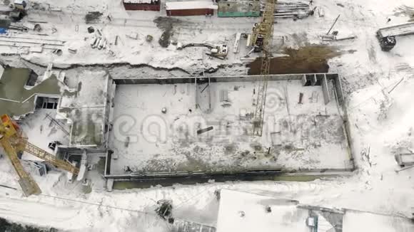 空中城市景观从顶部看建筑施工吊车及未完成施工施工冬季视频的预览图