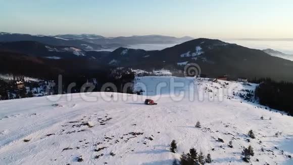 美丽的山景和低矮的云层雪地上骑着雪车4公里视频的预览图