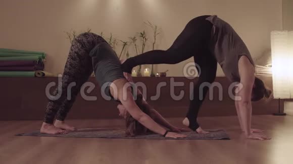 一对瑜伽两个女人一对一练习瑜伽视频的预览图