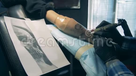 专业纹身师在沙龙里做仿生手假体视频的预览图