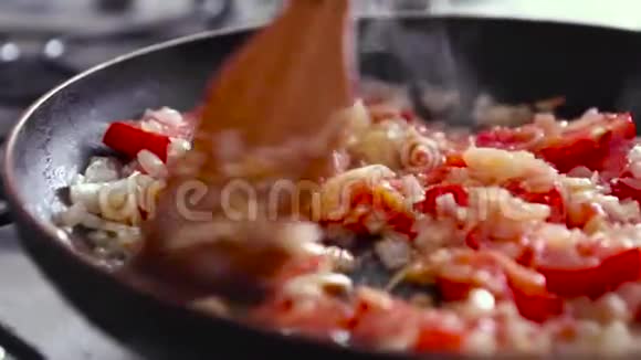 剁碎的西红柿和洋葱用菜油炸成锅状视频的预览图