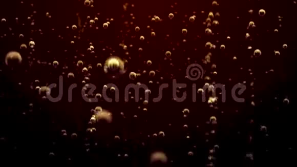 透明的气泡在可口可乐的背景下浮出水面视频的预览图