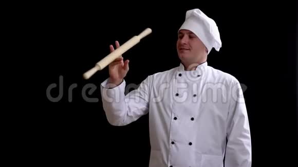 烹饪职业和人的概念快乐的男厨师拿着擀面杖视频的预览图