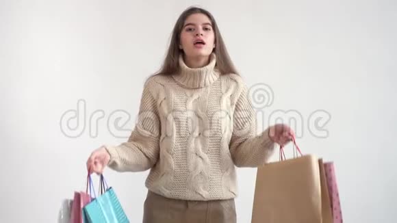 一位性格开朗快乐的女士带粉色背景的多色套装购物视频的预览图