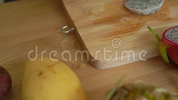 4倍慢镜头一位年轻女子将火龙果切成方块放入灰色陶瓷碗中视频的预览图