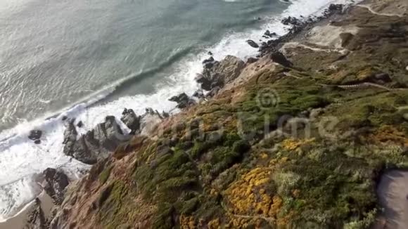 海浪冲击岩石海岸的高空俯视图视频的预览图
