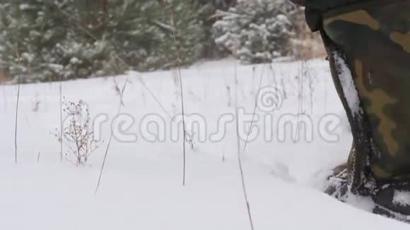 人在雪地里行走视频的预览图