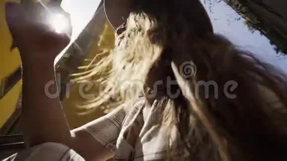 有头发在阳光下拍打的肖像女子视频的预览图