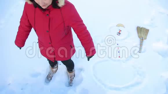 一个女孩在雪地里和一个雪人视频的预览图