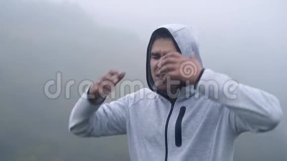 肖像沮丧的男人在雾中尖叫慢悠悠视频的预览图