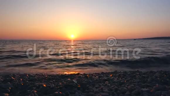 海上壮观的日落视频的预览图