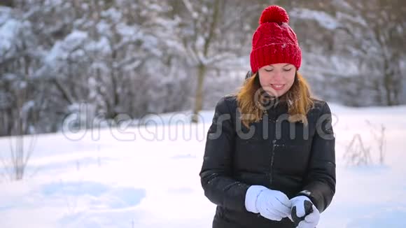 戴冬天手套的女孩视频的预览图