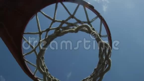 阳光明媚的一天篮球网特写视频的预览图