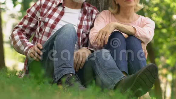 老两口坐在公园里快乐地拥抱着安然地度过晚年视频的预览图