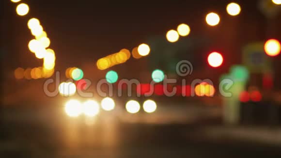 傍晚城市灯光的全景模糊背景bokeh视频的预览图