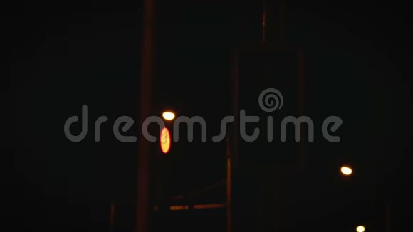交通灯为人们行人在黑暗中视频的预览图