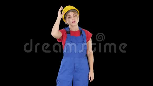 工作日结束建筑工人妇女脱帽阿尔法频道视频的预览图