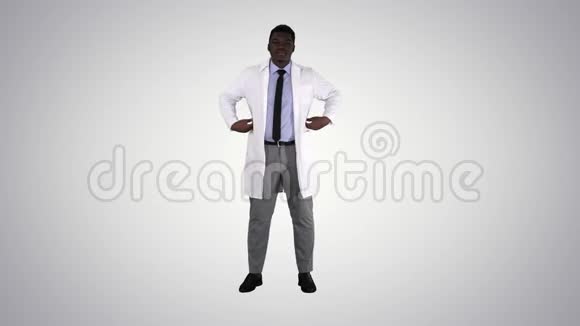男性非洲医生站在他的口袋在梯度背景视频的预览图