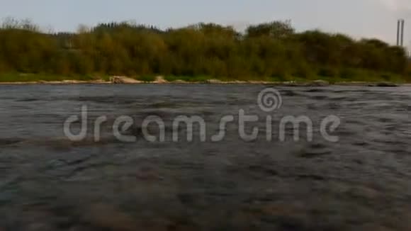 喀尔巴阡山脉中的山河水流沿着岩石近距离流动视频的预览图
