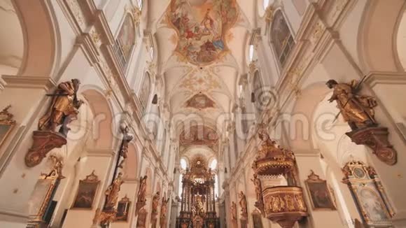 圣彼得教堂的内部德国慕尼黑内城的罗马天主教教堂视频的预览图