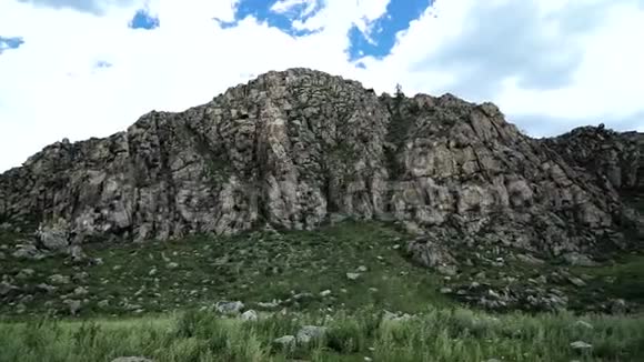 高石山多山的蒙丹河全景视频的预览图