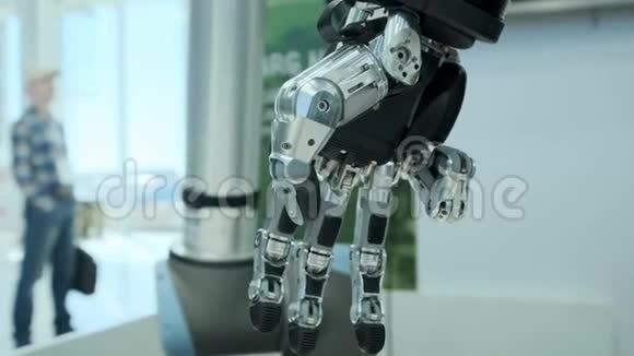 今天的未来机器人手臂机械手在阳光下旋转机器人的金属手臂现代技术机器人视频的预览图
