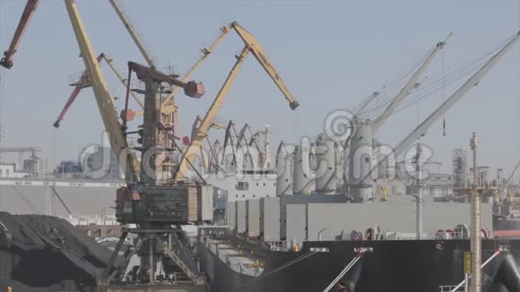 将散装物料装入船内用吊车在港口装载货船在港口装载货船视频的预览图