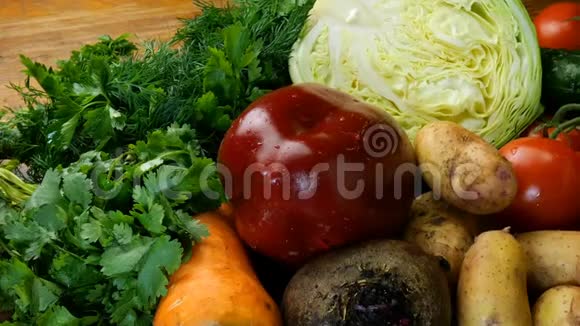 各种生蔬菜用于制作蔬菜汤罗宋汤或素食健康膳食以及迪尔欧芹和其他卡琳娜视频的预览图