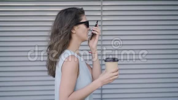 美女边喝咖啡边打电话视频的预览图