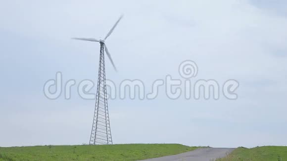 在路边的风力涡轮机视频的预览图