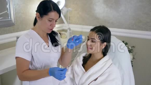 美容美容师为美容诊所的年轻女性注射抗衰老视频的预览图