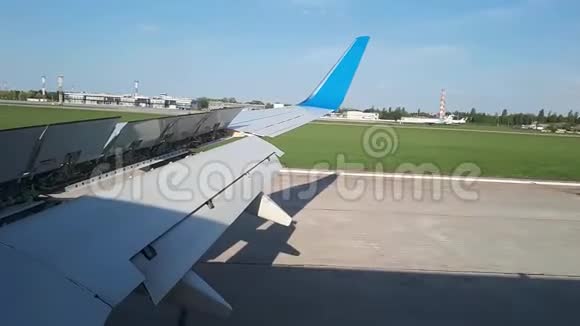 飞机降落在机场飞机着陆视频的预览图
