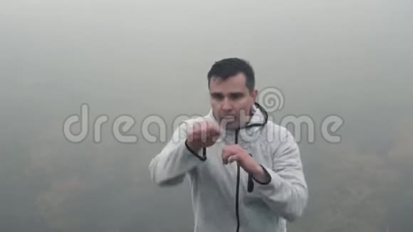 肖像男拳击手在雾中晨练慢悠悠视频的预览图