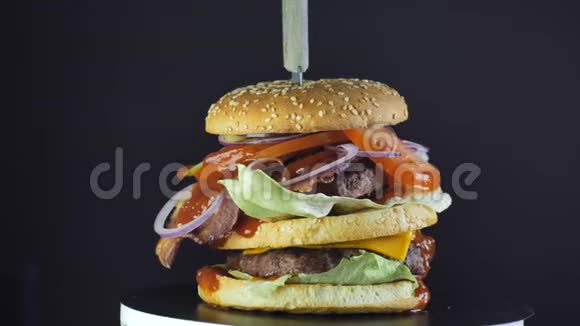 双汉堡与两个切块经典面包和生菜旋转概念烤吧孤立的黑色背景视频的预览图
