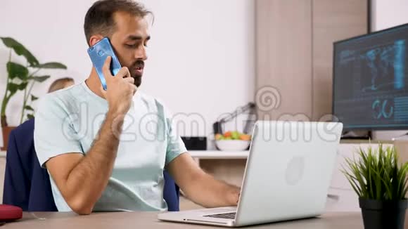 当女友在后台玩电子游戏时男人会在电脑上讲电话和打字视频的预览图