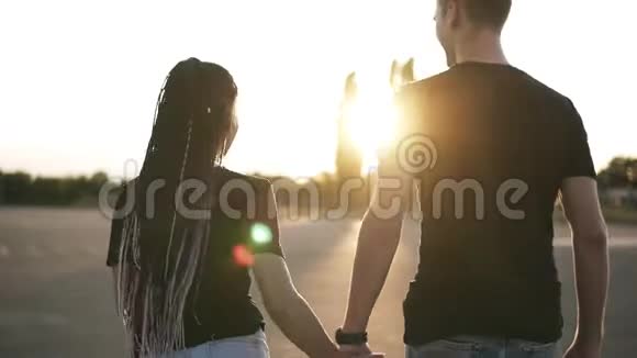 穿着休闲服装的漂亮时髦的一对一对年轻情侣牵着手走着带着恐惧的女孩幸福的一对视频的预览图
