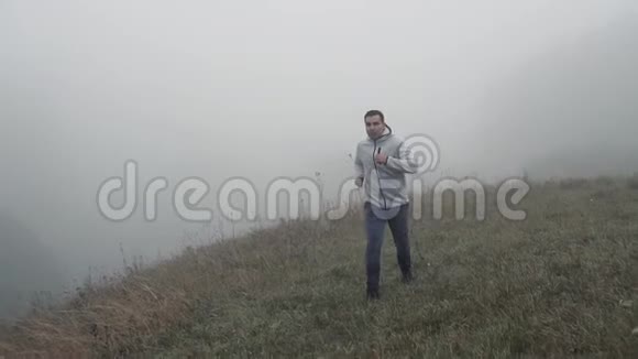 慢跑男子运动员在草地上的雾慢莫视频的预览图