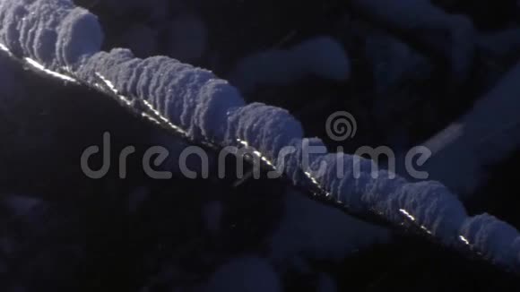 电线在冬天伸展积雪堆积视频的预览图