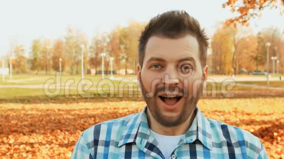 令人震惊和惊讶的长胡子衬衫男人积极的人类情绪视频的预览图